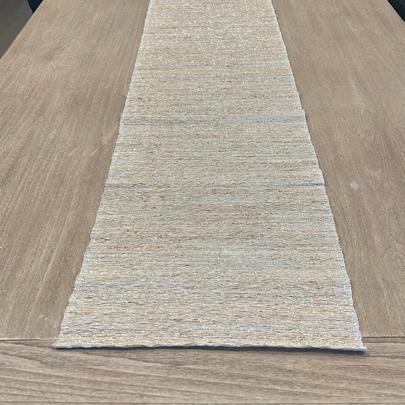 Beige textured table runner - Picture 4 of 6